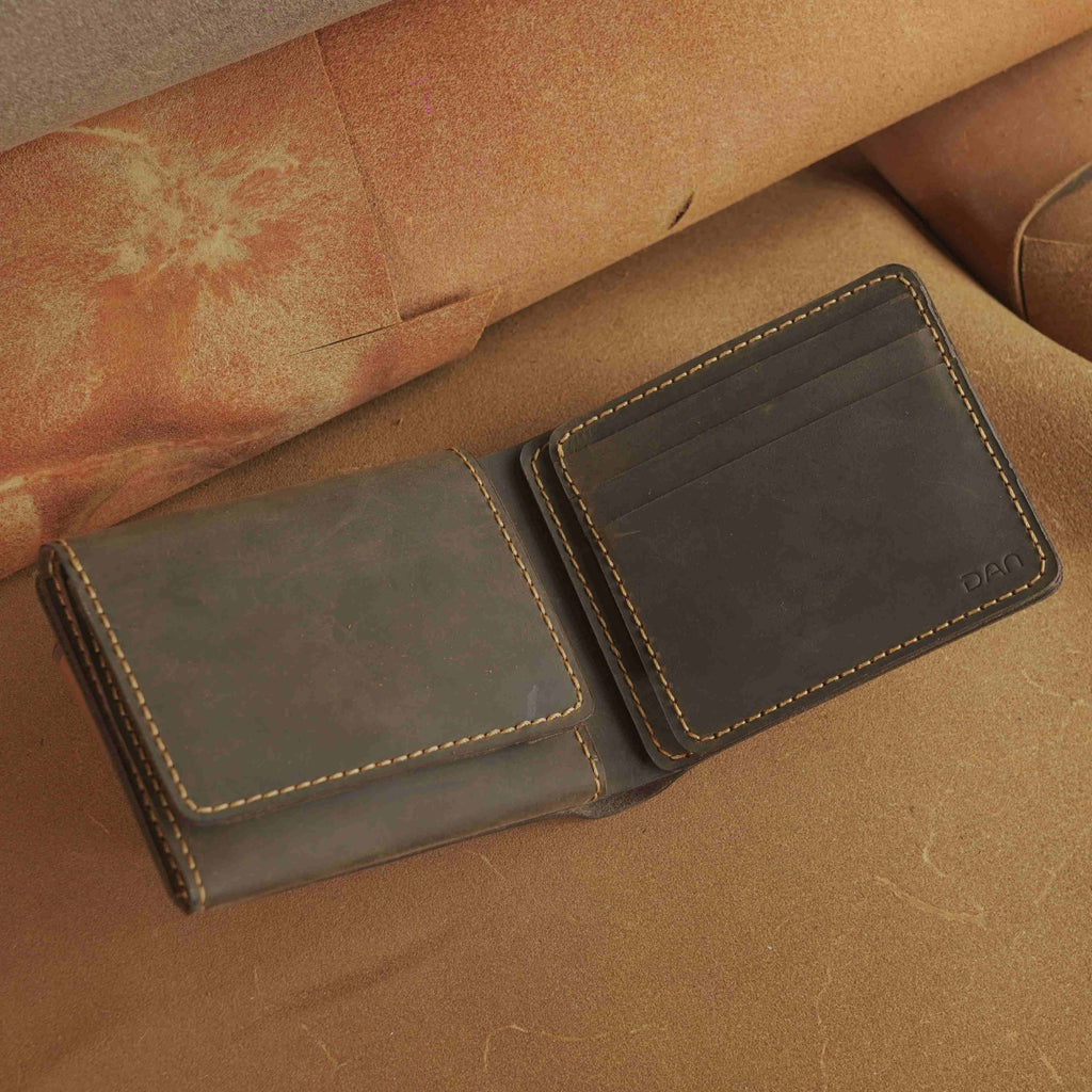Leather Bifold Wallet with Magnetic Flap Card Pocket