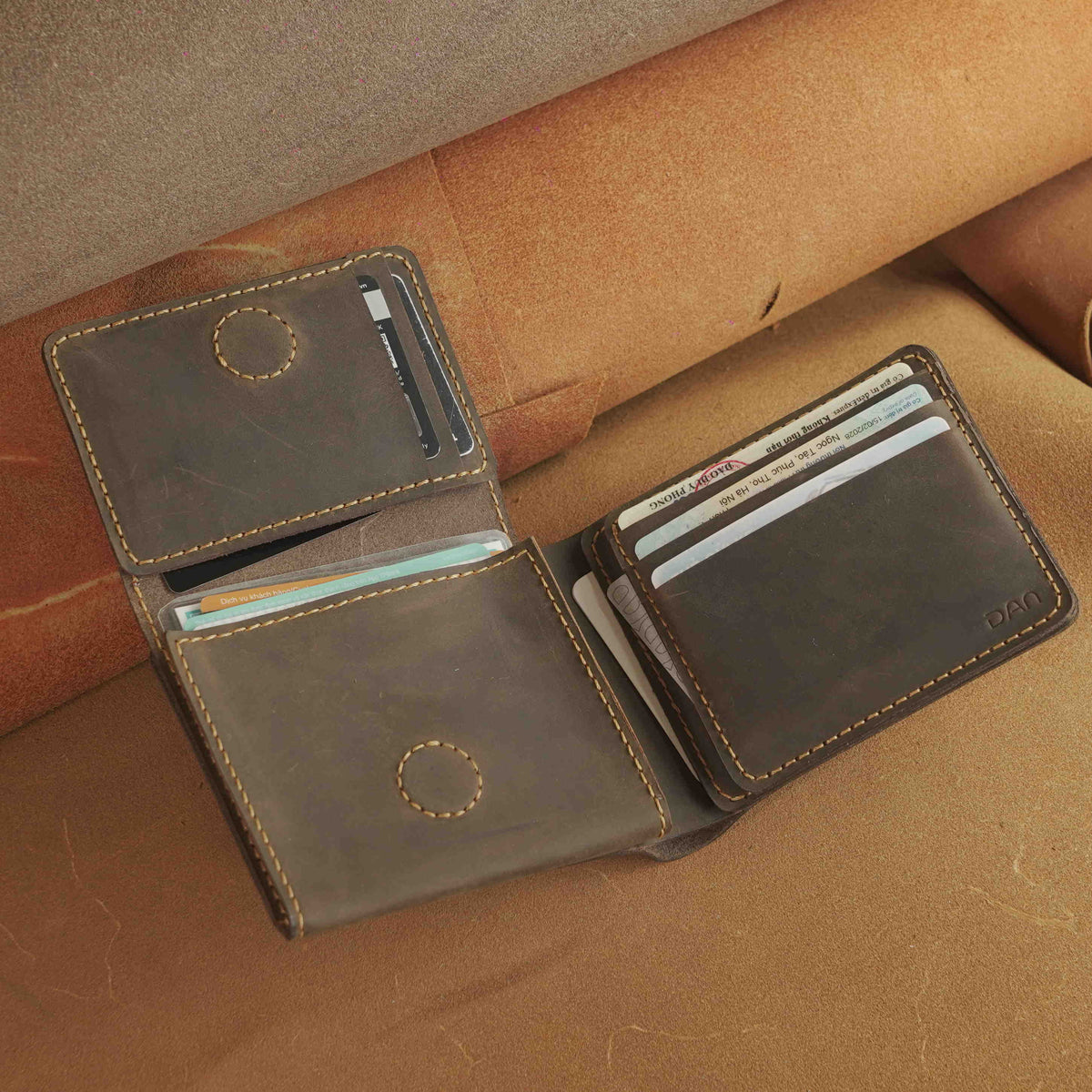 Leather Bifold Wallet with Magnetic Flap Card Pocket