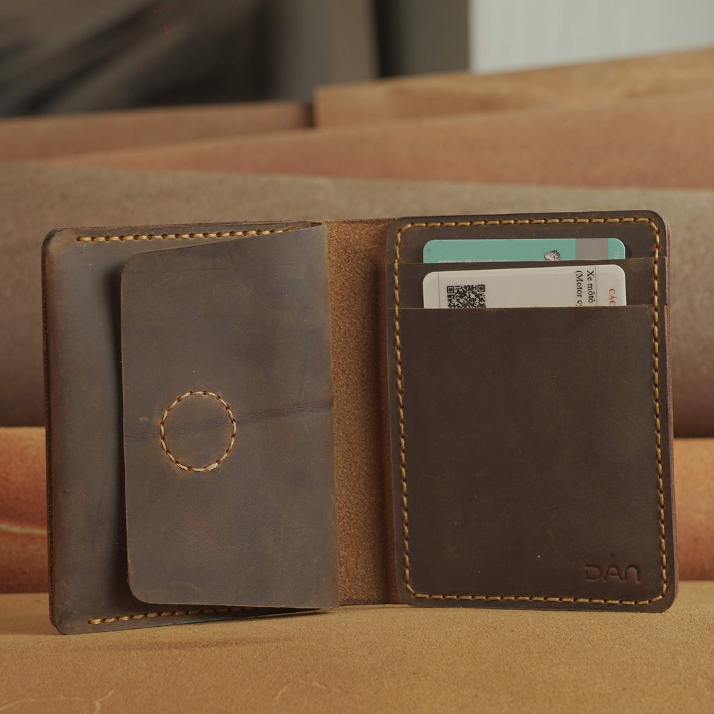 Compact Leather Wallet with Magnetic Card Pocket