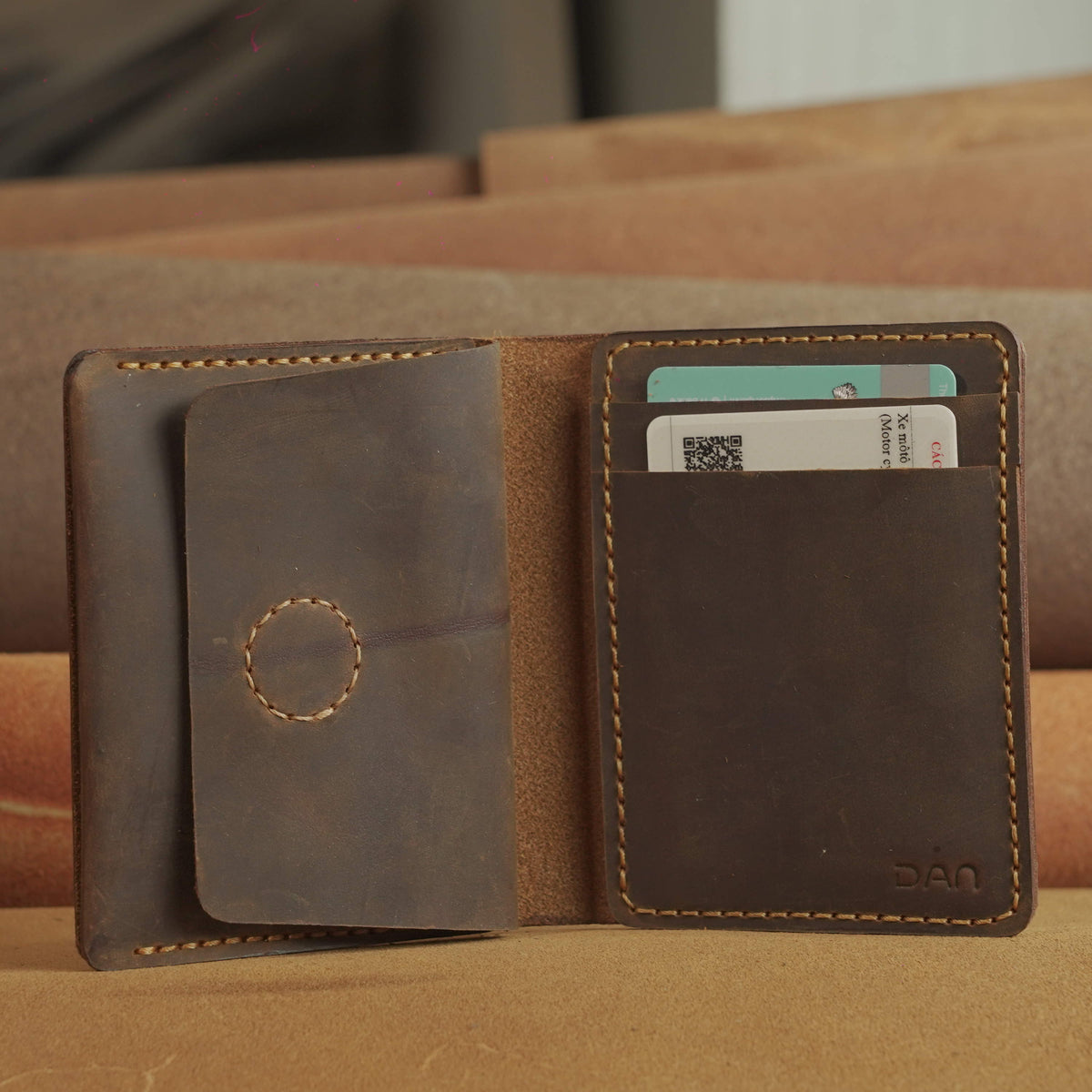 Compact Leather Wallet with Magnetic Card Pocket