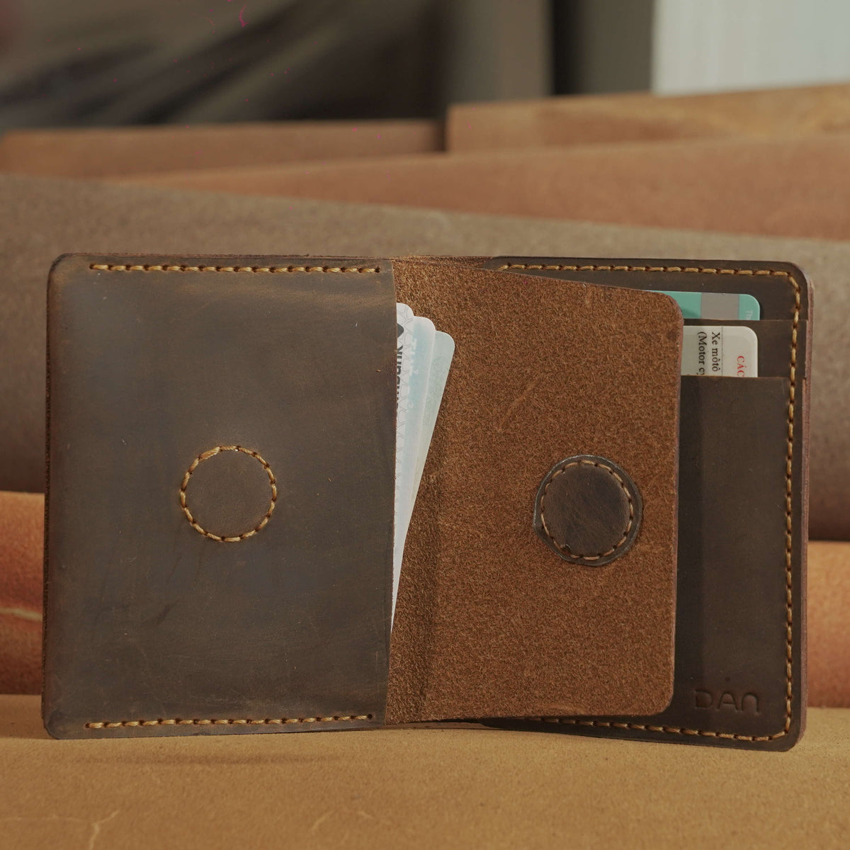Compact Leather Wallet with Magnetic Card Pocket
