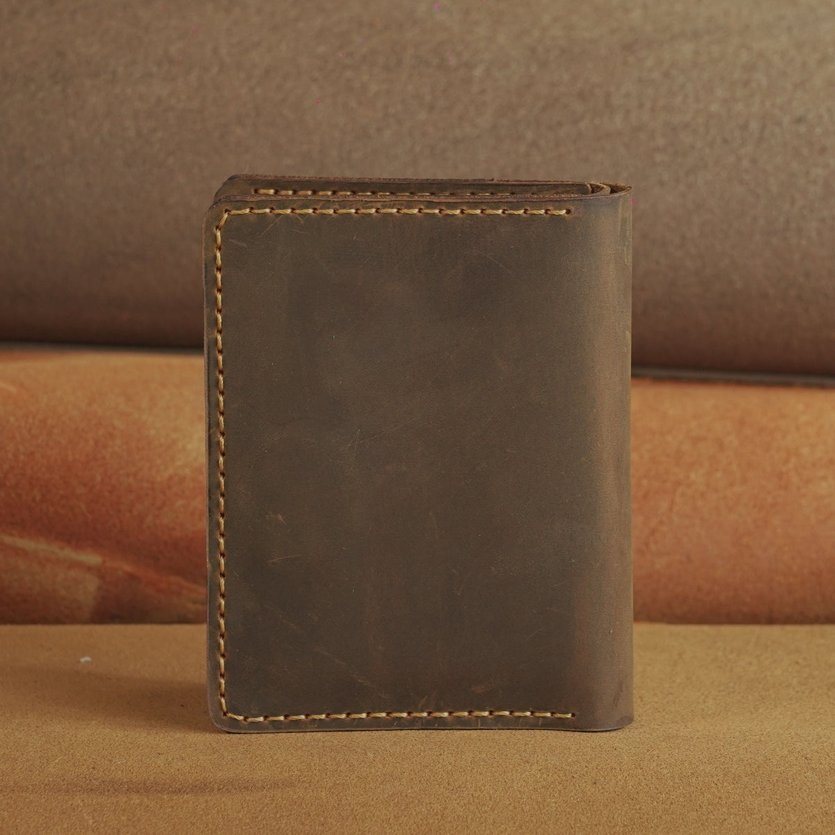 Compact Leather Wallet with Magnetic Card Pocket