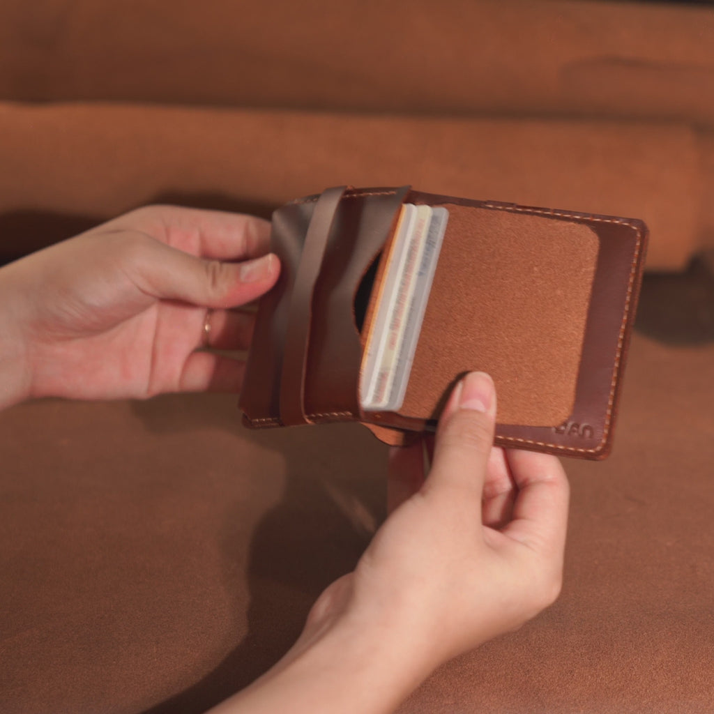 High-Capacity Leather Bifold Wallet with Tuck-Flap Card Pocket